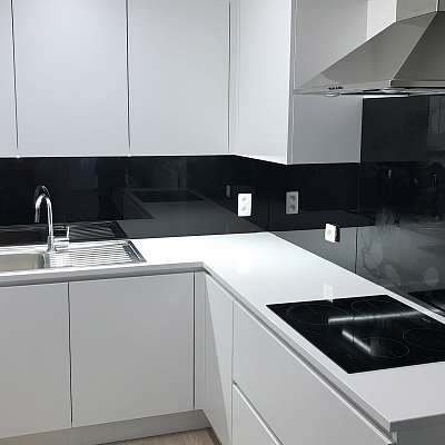 Gelakt glas in keukens en badkamers - Glaswerken Van Den Bossche Daevy