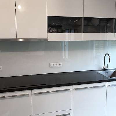 Gelakt glas in keukens en badkamers - Glaswerken Van Den Bossche Daevy