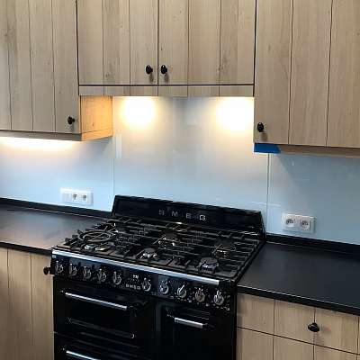 Gelakt glas in keukens en badkamers - Glaswerken Van Den Bossche Daevy